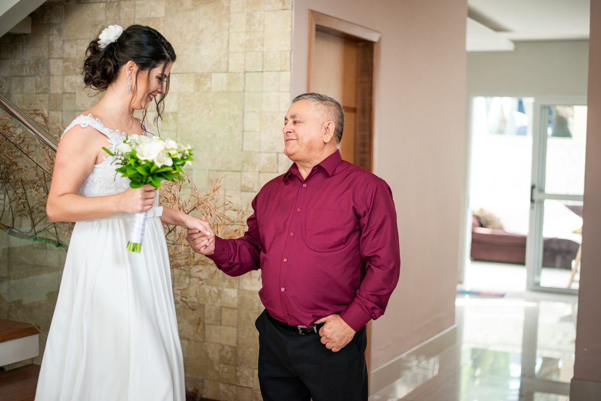 Pai da noiva recebe sua filha para conduzi-la para o casamento.