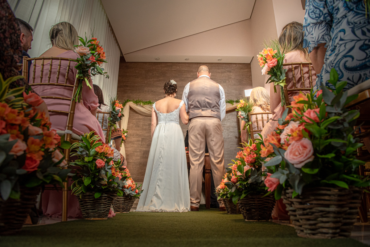 Noivos vistos por trás na cerimonia de casamento.