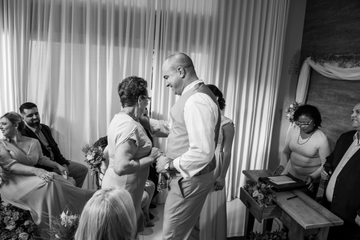 Entrega das alianças para o casal se casar.