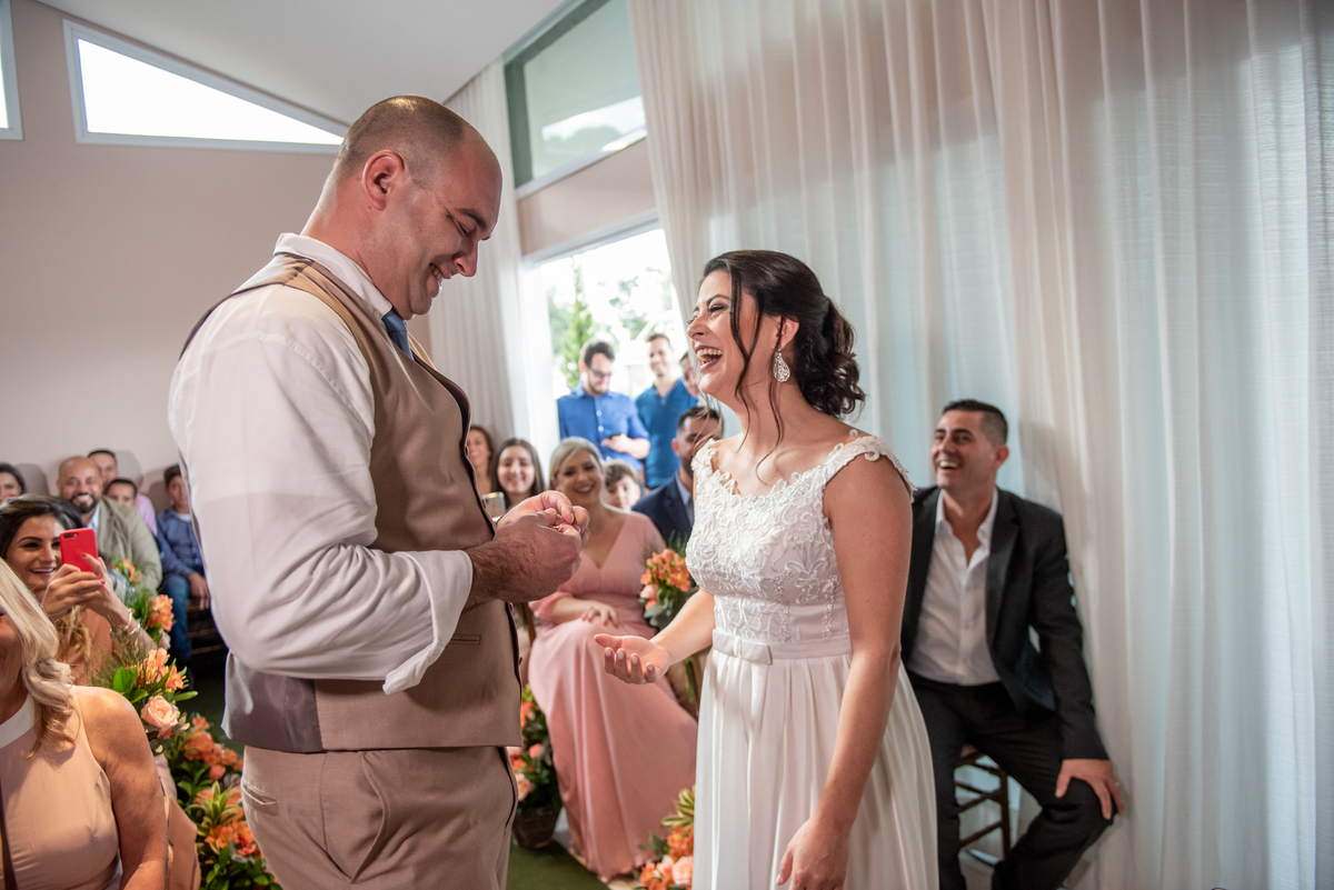 Troca de alianças dos noivos em casamento civil.