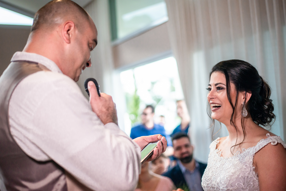 Noivo fala para noiva o quanto a ama.