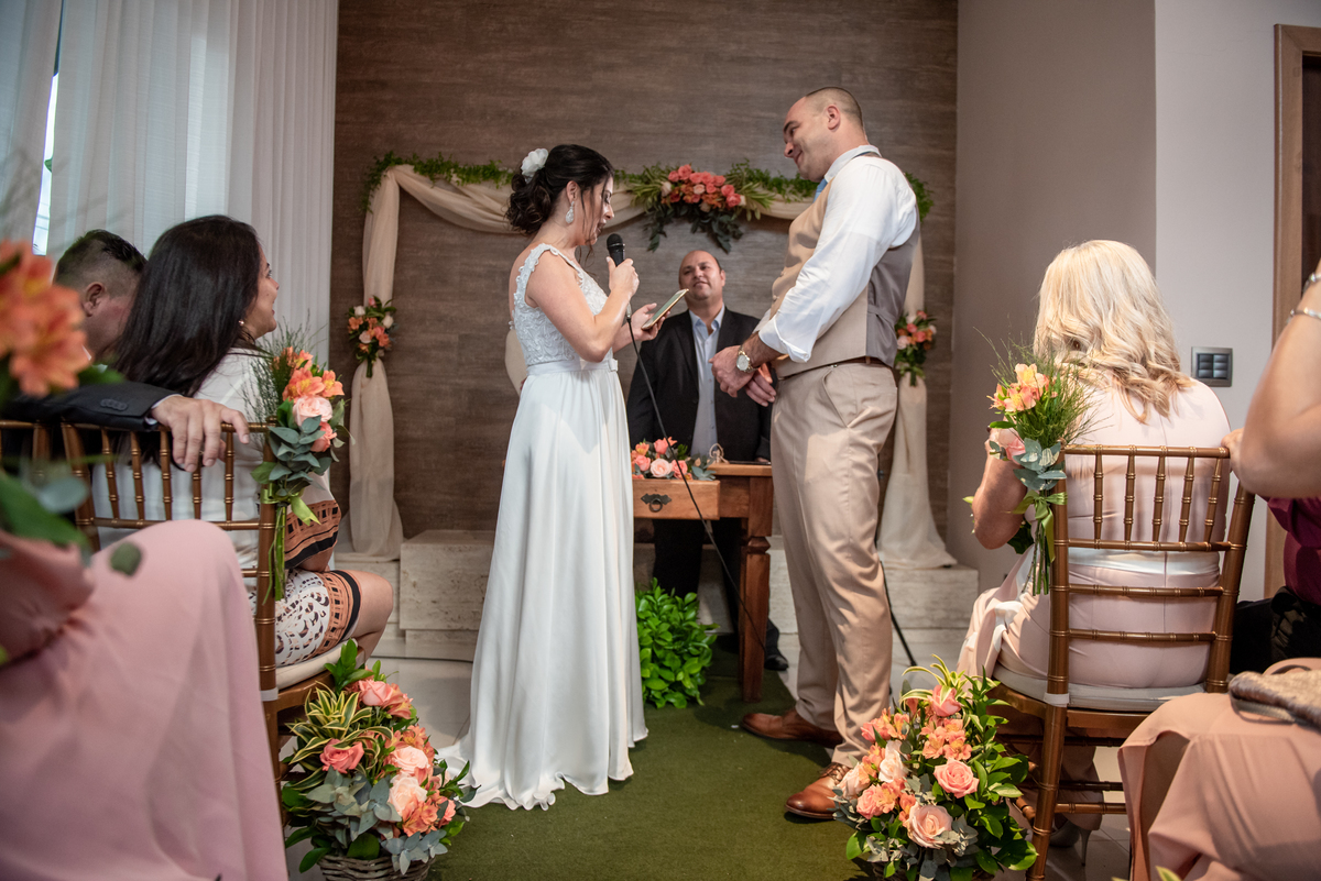 Noiva lê texto para o noivo em casamento civil.