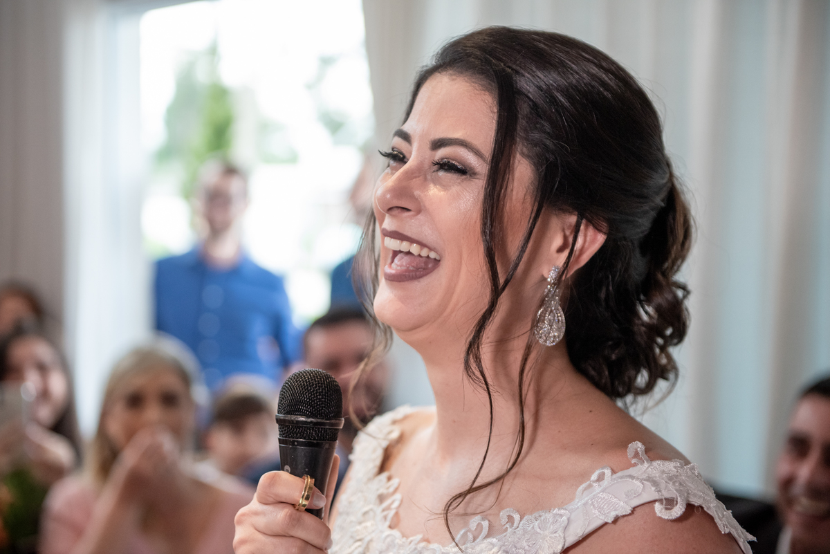 Noiva ri muito em casamento civil.