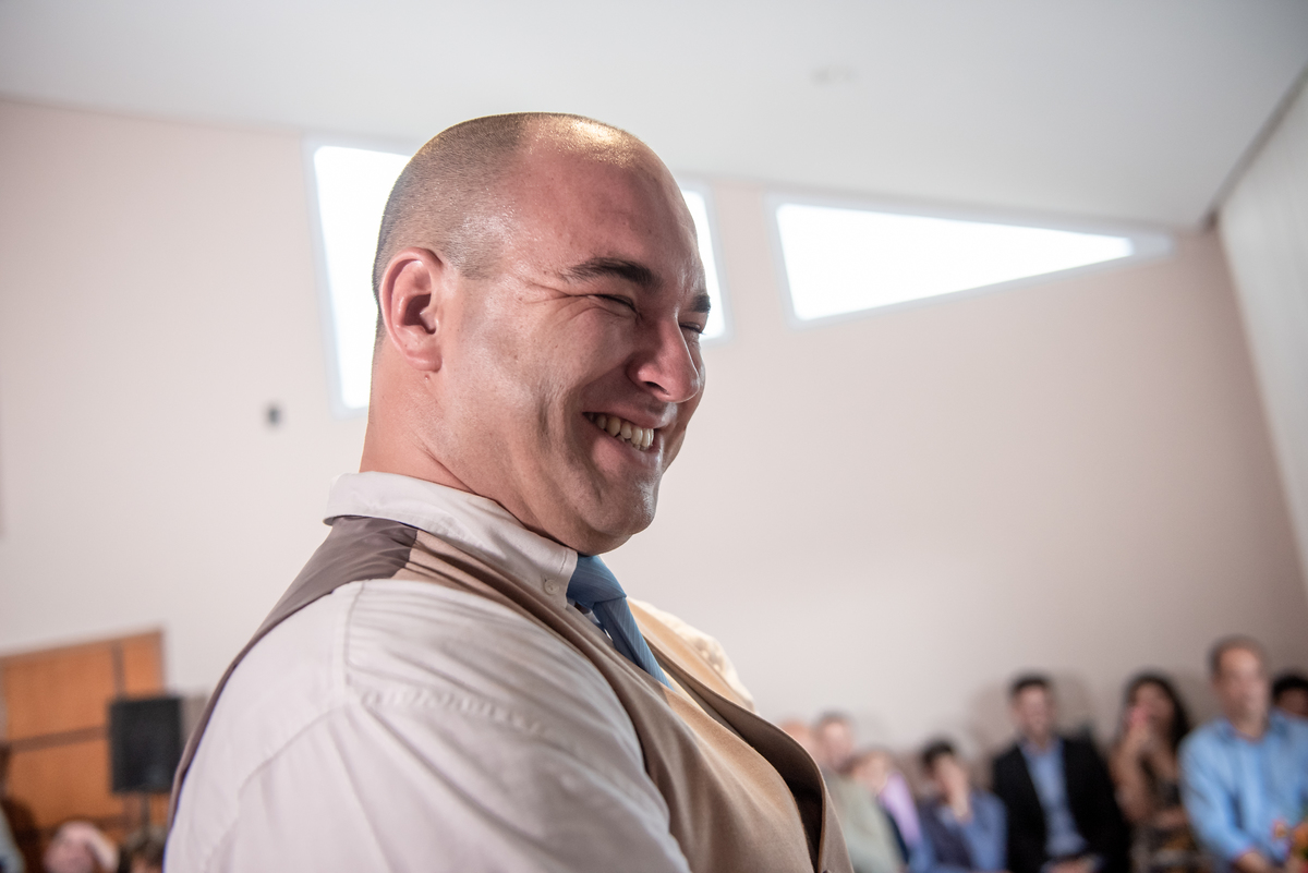 Noivo ri bastante ao se casar em cerimonia civil.