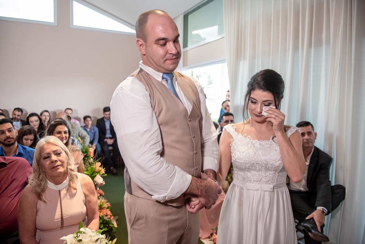 Noiva chora em cerimonia de casamento civil.