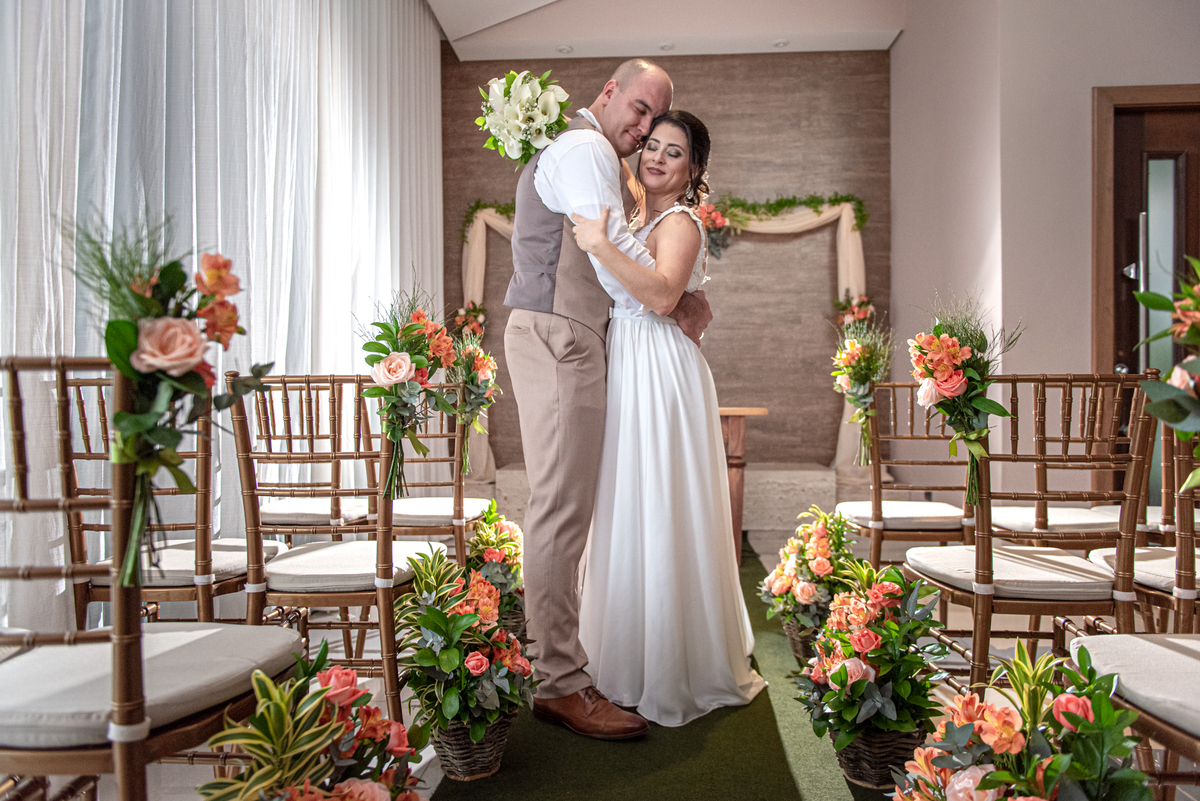 Ensaio fotográfico do casal no casamento civil realizado em vargem grande paulista.