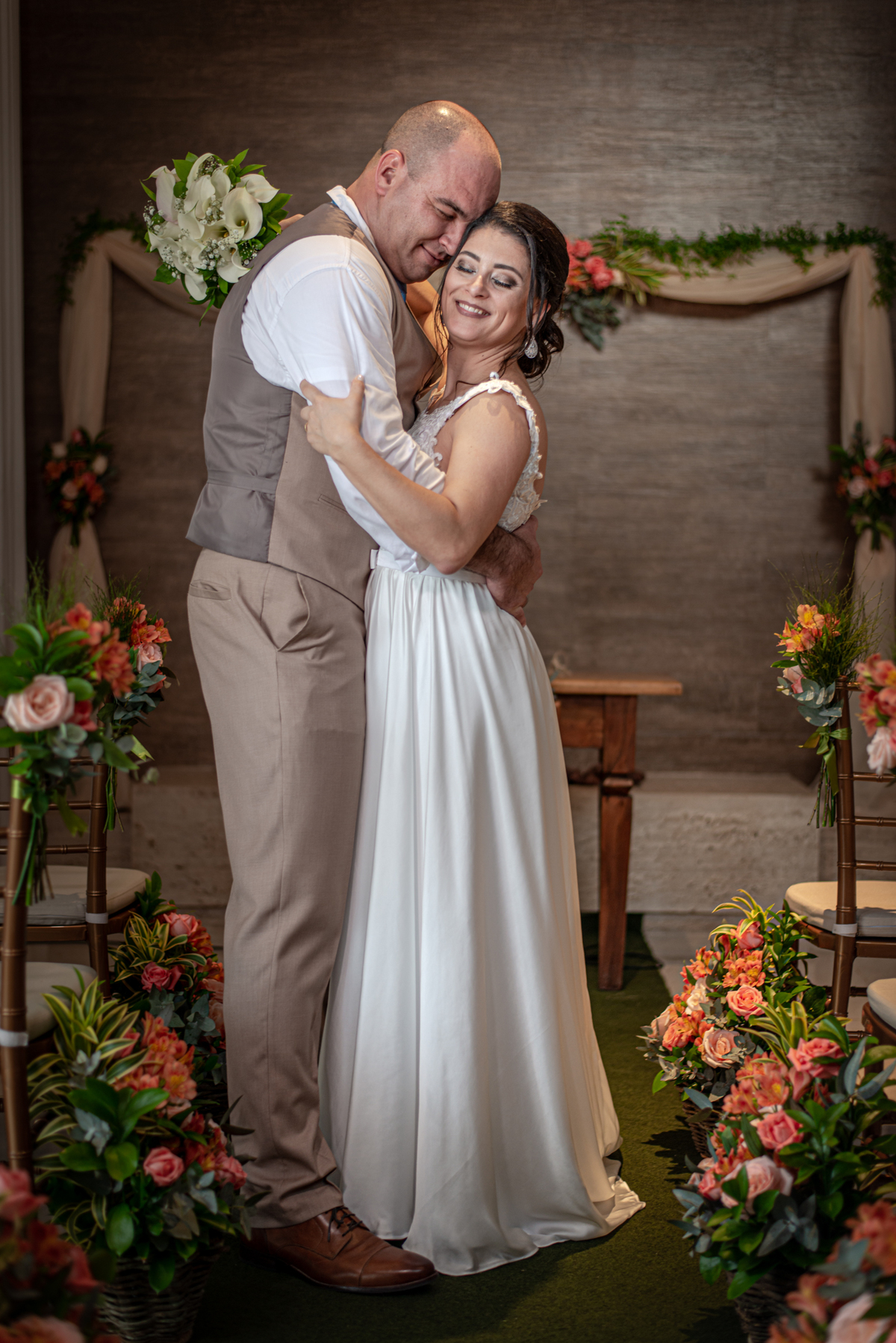Casal faz bela foto no ensaio de casamento civil.