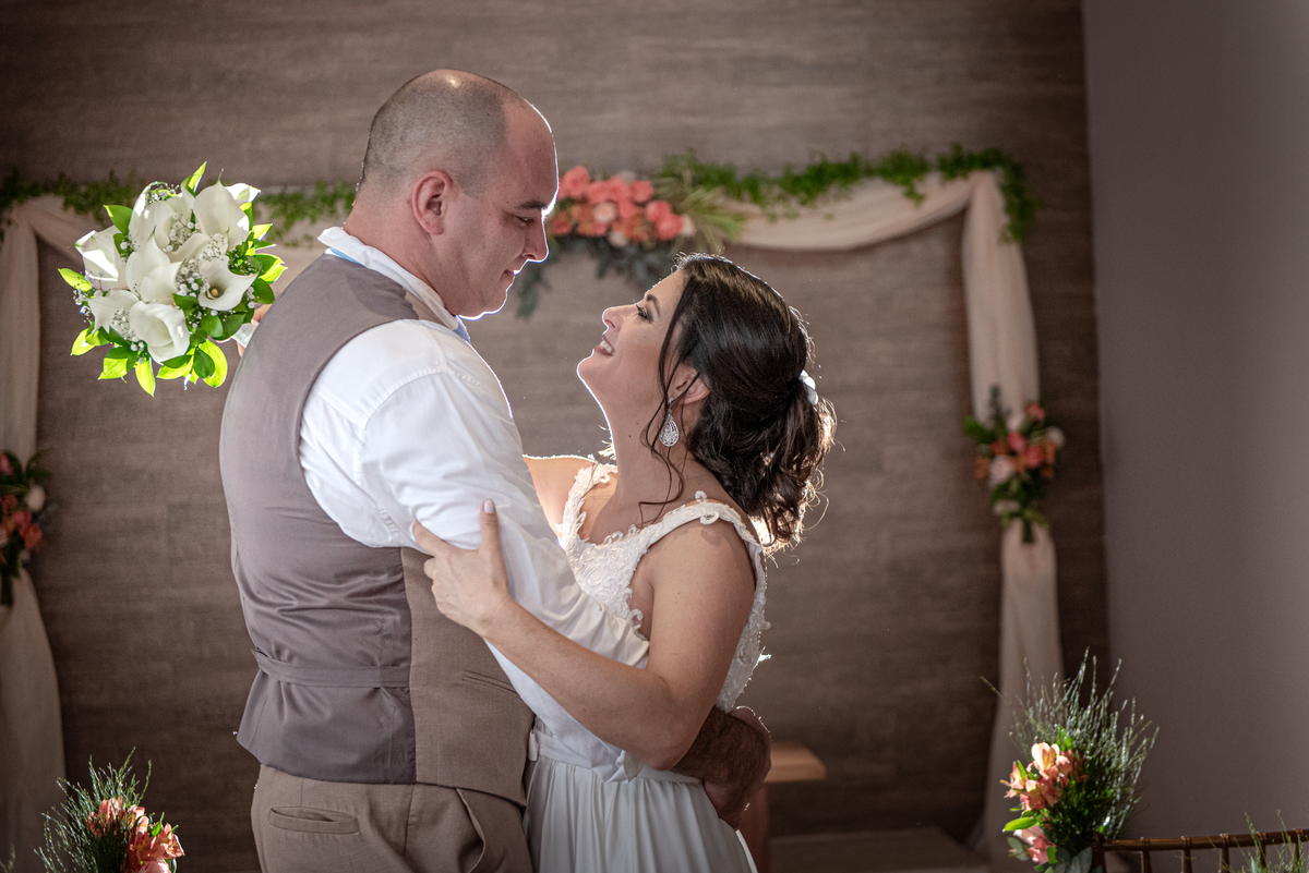 Ensaio fotográfico realizado com o casal de noivos no casamento civil.
