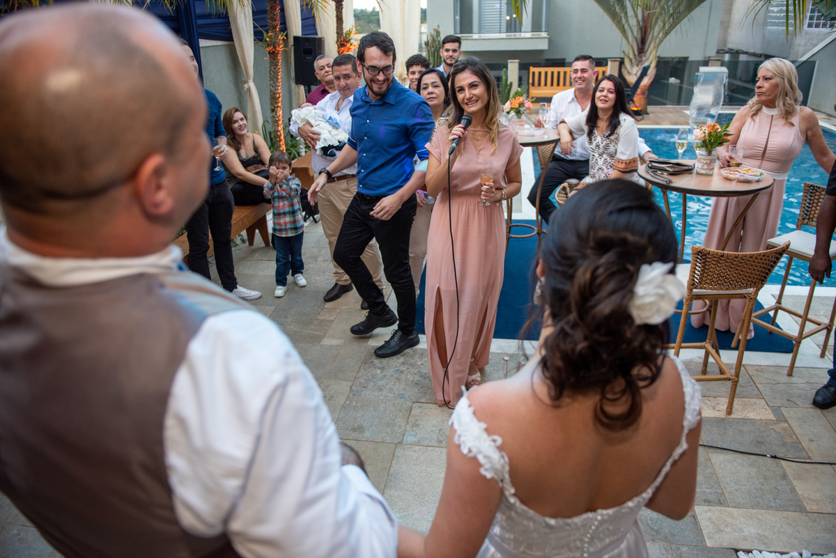 Amiga diz palavras para os noivos que emocionam.