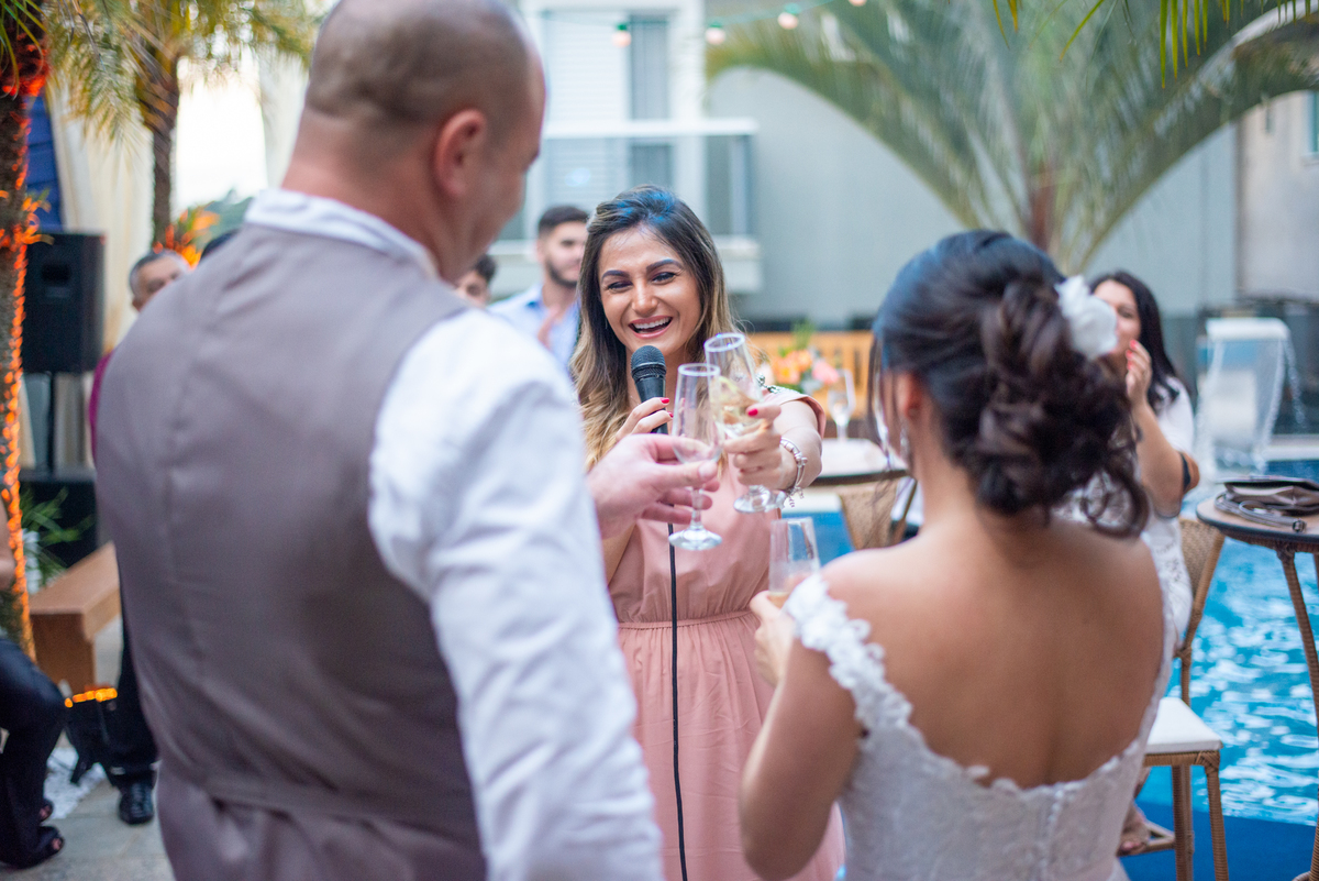 Brinde com os noivos amiga do casal.