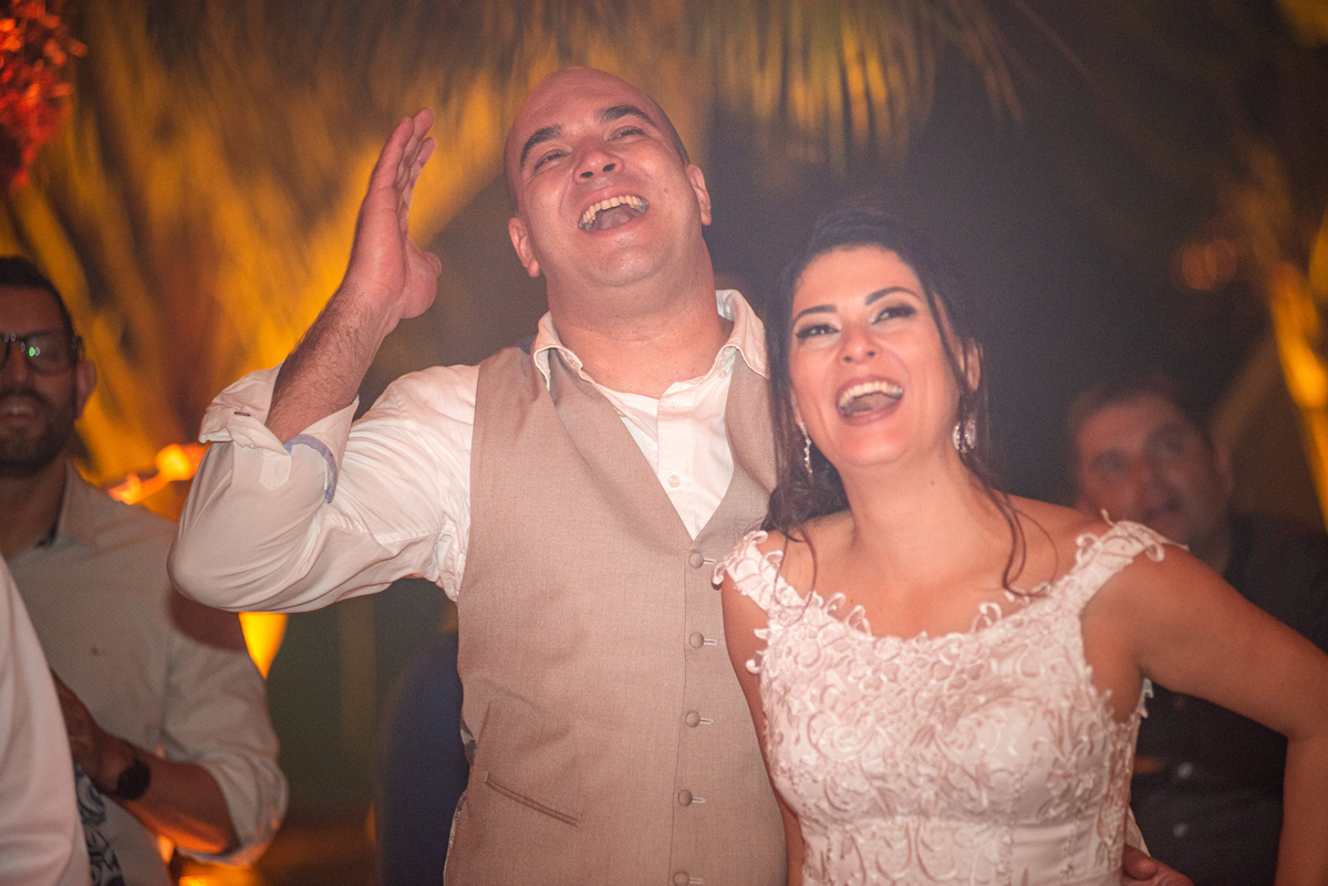 Noivos riem ao ver a retrospectiva de casamento.