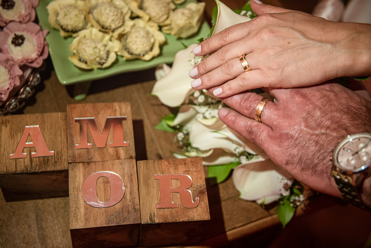 Amor e mãos dos noivos no casamento civil.