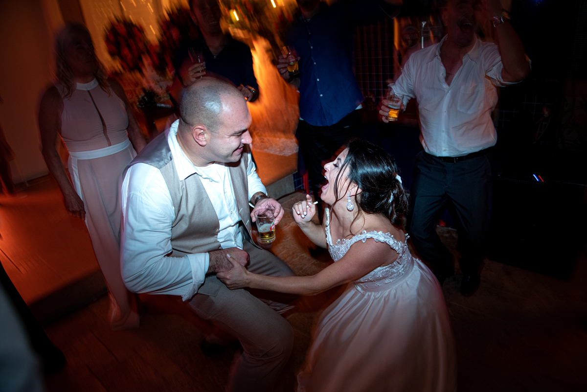 Muita dança entre o casal que acabou de se casar em cerimonia civil.