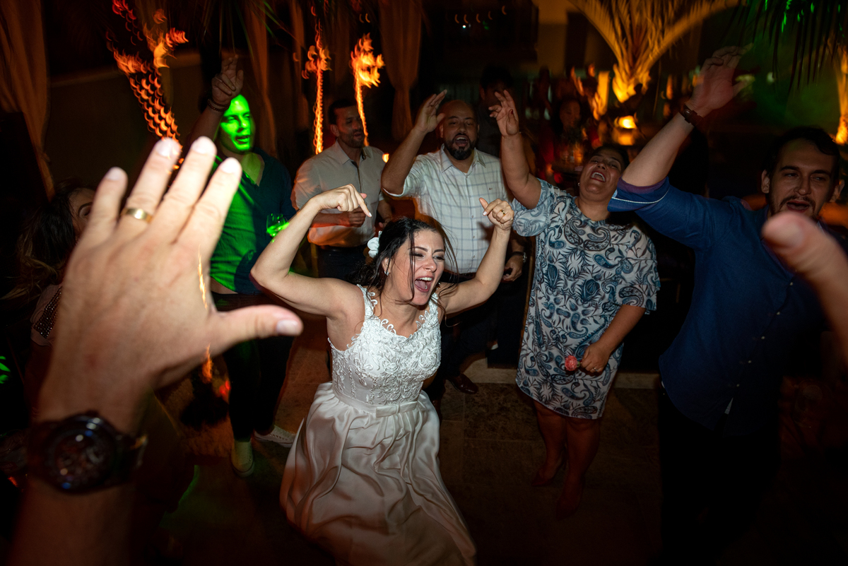 Noiva pira em festa de casamento civil.