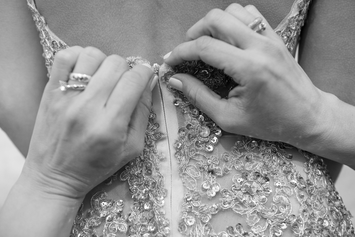 Mãe da debutante fechando seu vestido para ir para festa de 15 anos no buffet reis recepções