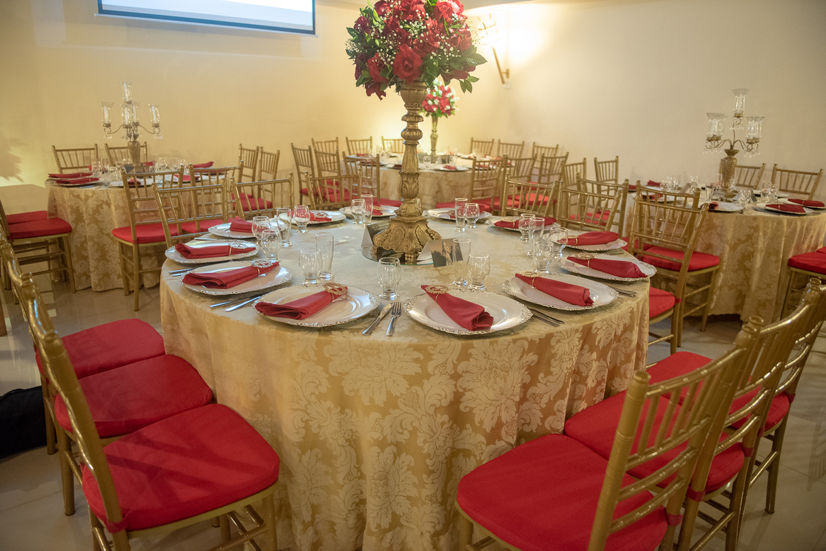 Decoração sensacional com requinte de um castelo e luxo com bom gosto no buffet reis recepções em Itapecerica da Serra