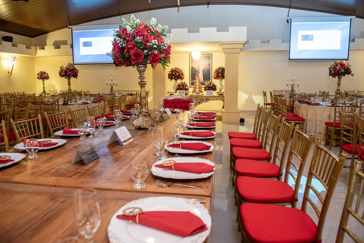 Decoração sensacional com requinte de um castelo e luxo com bom gosto no buffet reis recepções em Itapecerica da Serra