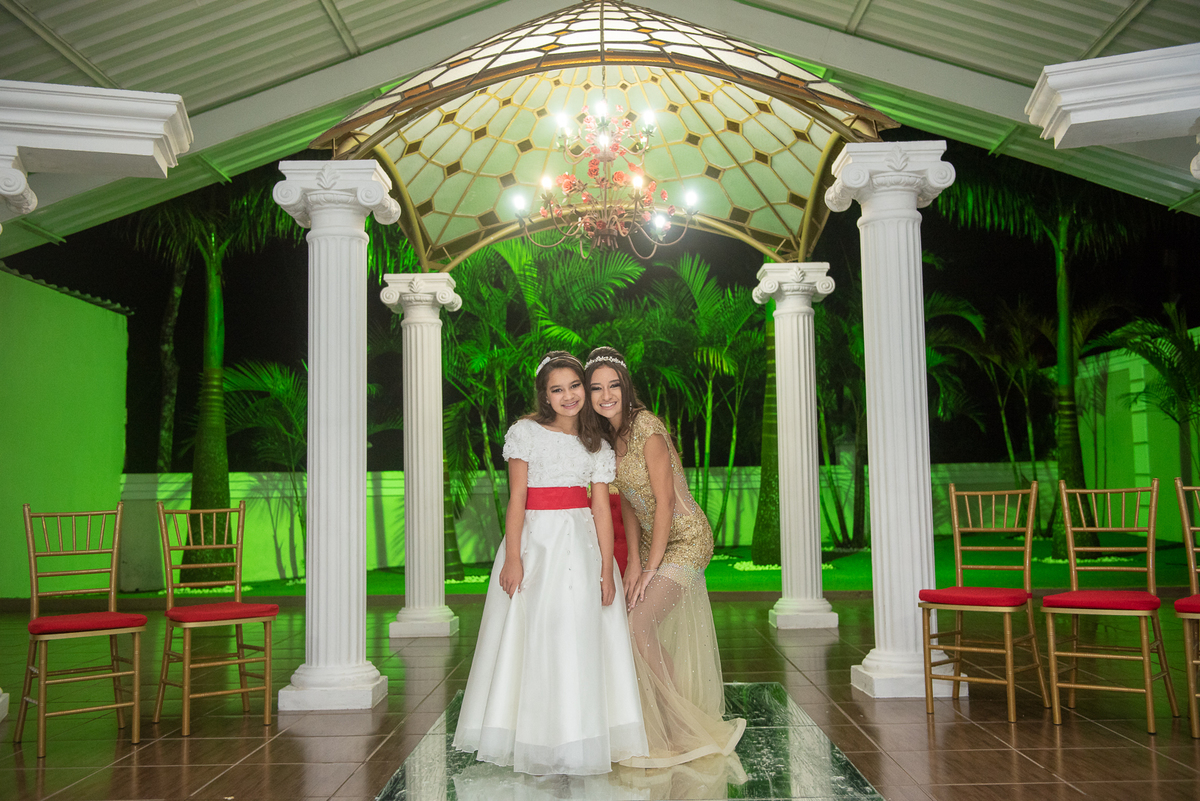 No local onde será comemorado seus 15 anos a Debutante Paloma faz uma fotografia com sua irmã