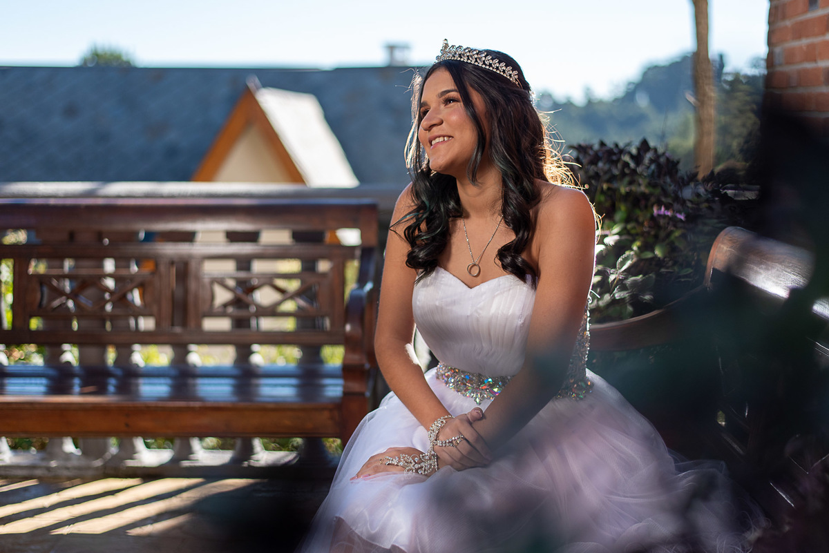 Ensaio de 15 anos da debutante foi feitas pelo fotógrafo Alberto Martinez na cidade de Campos do Jordão em Capivari, usamos a pousada recanto dos sonhos como cenário para muitas fotografias da garota em seu aniversário de 15 anos.