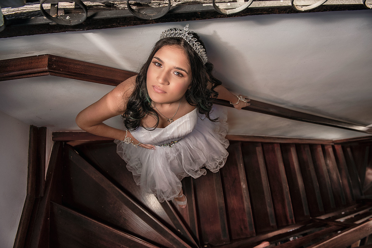 Fotografia de 15 anos com a debutante na escada da pousada recanto dos sonho em Campos do Jordão o fotógrafo fez um belo ensaio nas dependecias do local com fotos lindas de 15 anos.