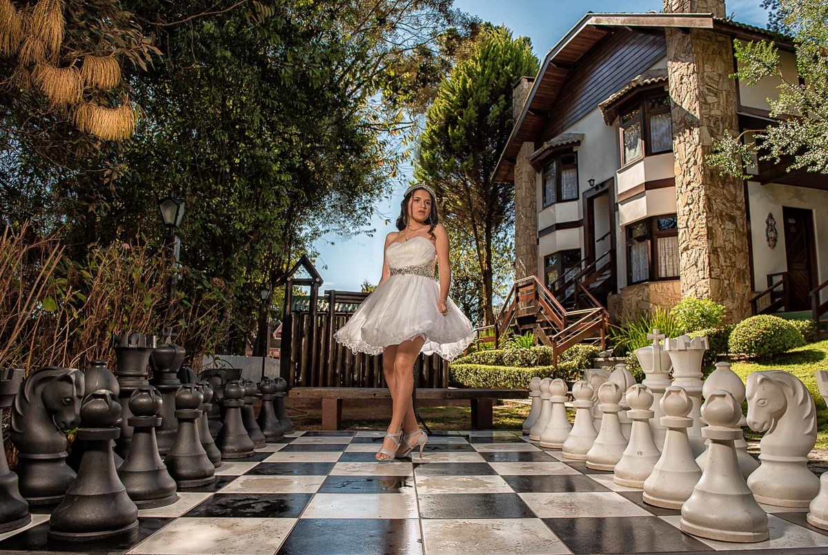 No jardim da pousada recanto dos sonhos tem um tabuleiro de chadrez que fizemos fotografias incríveis de 15 anos com a debutante Maria Eduarda em Campos do Jordão