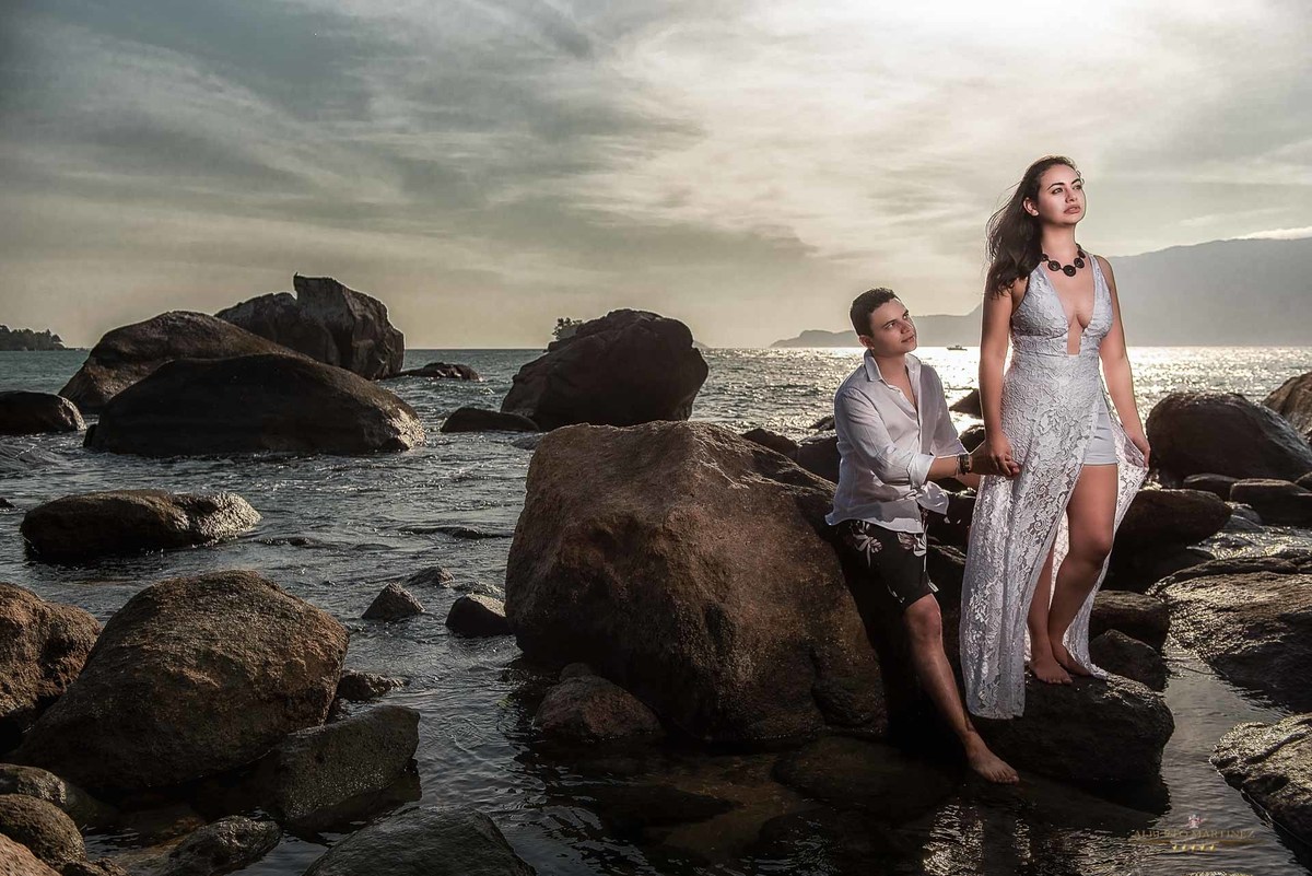 Casal posa para fotografia de ensaio pré casamento na Ilhabela - SP. Praia do Julião Litoral Paulista