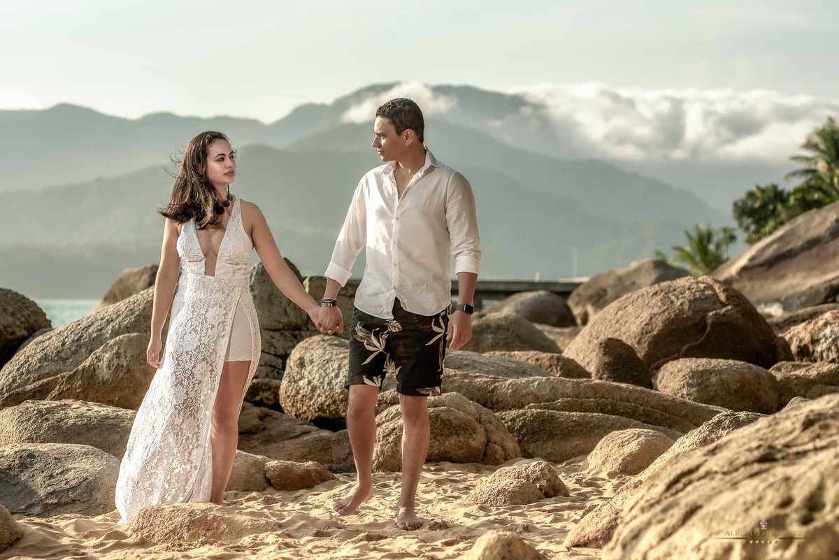 Fotógrafo Alberto Martinez
Fotógrafo de casamento
Fotógrafo de ensaio pré casamento
Local Ilhabela em São Paulo
Litoral Paulista na praia do Julião
Fotografia de casal