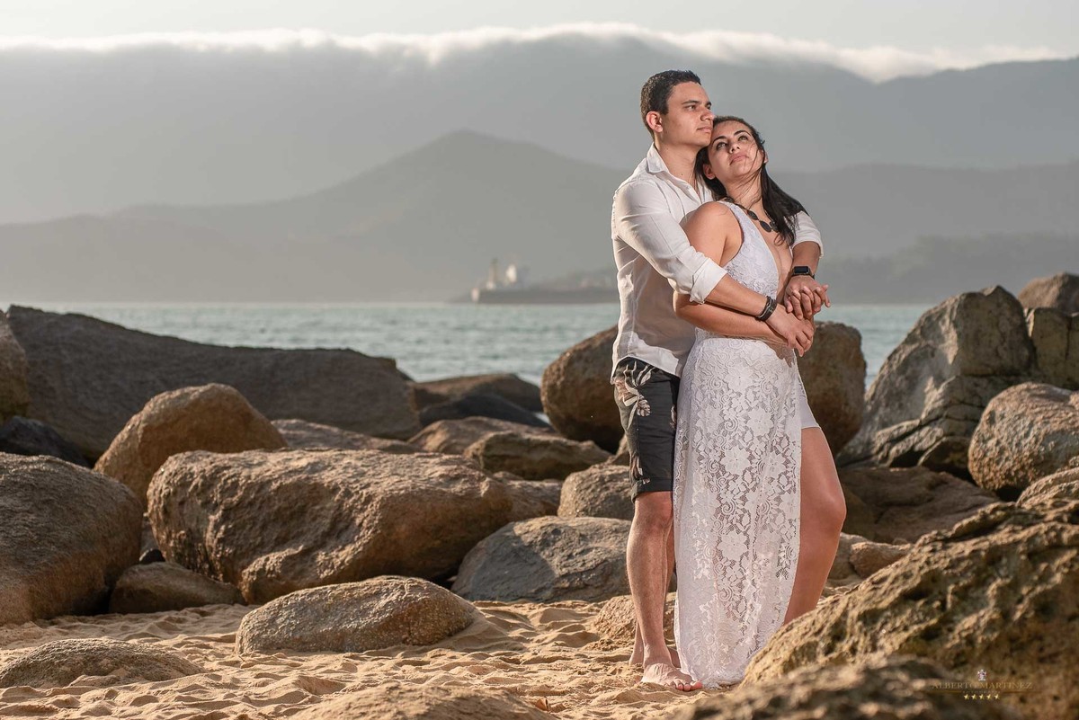 Fotógrafo Alberto Martinez
Fotógrafo de casamento
Fotógrafo de ensaio pré casamento
Local Ilhabela em São Paulo
Litoral Paulista na praia do Julião
Fotografia de casal