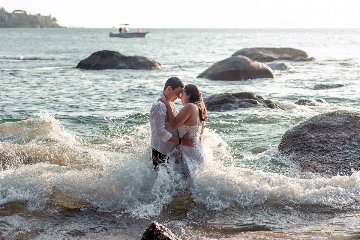 Fotógrafo Alberto Martinez
Fotógrafo de casamento
Fotógrafo de ensaio pré casamento
Local Ilhabela em São Paulo
Litoral Paulista na praia do Julião
Fotografia de casal