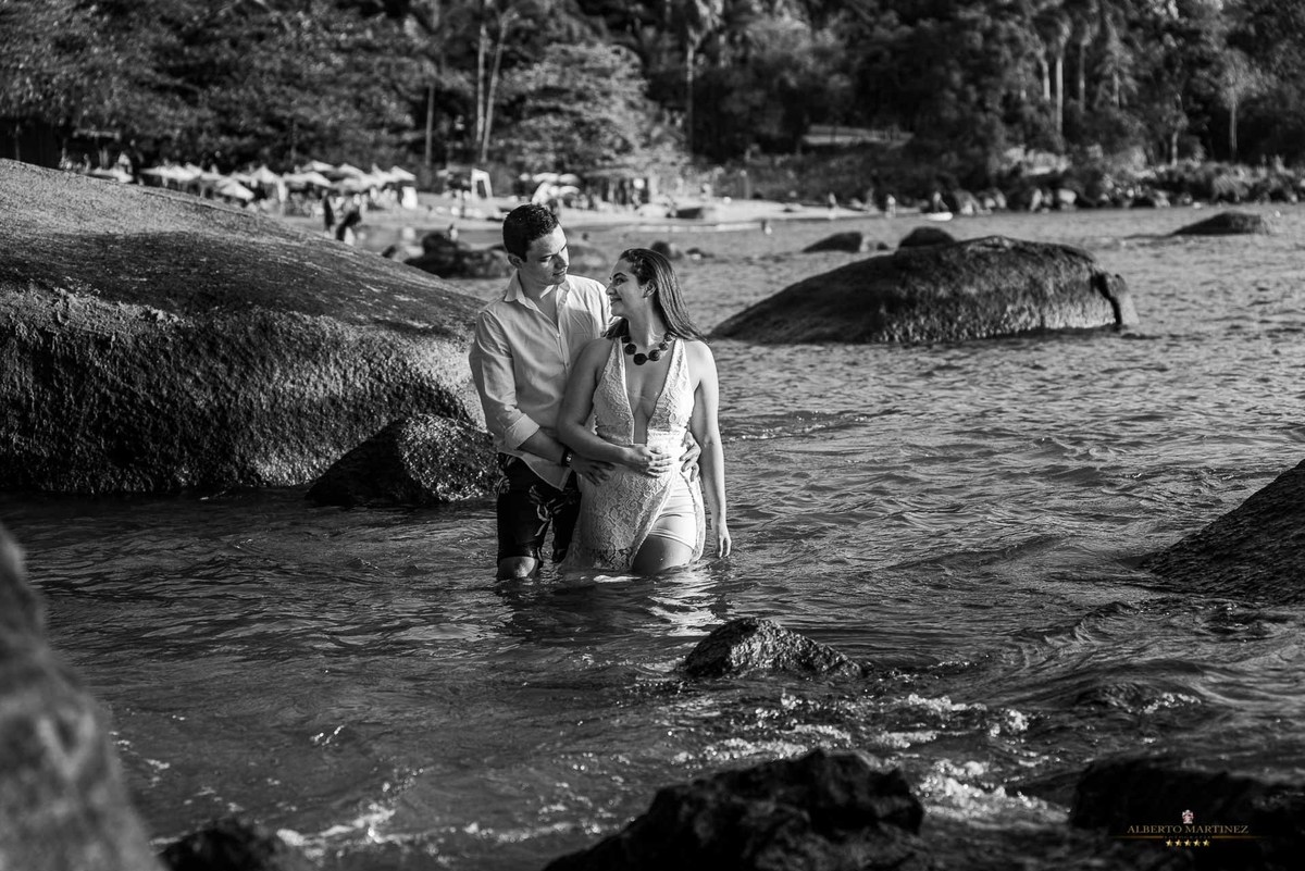 Fotógrafo Alberto Martinez
Fotógrafo de casamento
Fotógrafo de ensaio pré casamento
Local Ilhabela em São Paulo
Litoral Paulista na praia do Julião
Fotografia de casal