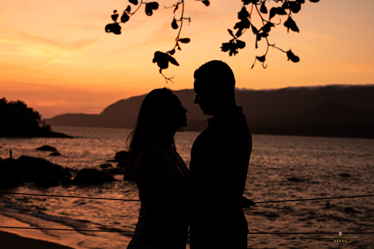 Fotógrafo Alberto Martinez
Fotógrafo de casamento
Fotógrafo de ensaio pré casamento
Local Ilhabela em São Paulo
Litoral Paulista na praia do Julião
Fotografia de casal