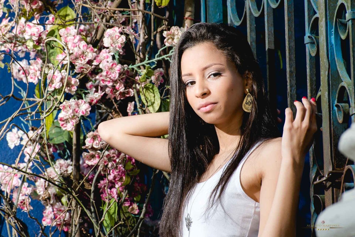 Garota é fotografada na viela do centro de Embu das Artes em São Paulo pelo fotógrafo de Cotia Alberto Martinez