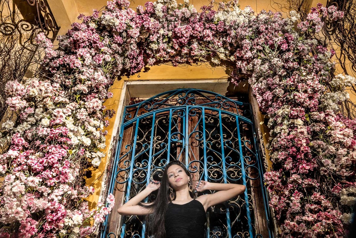 No portão com arco de flores em Embu das artes Garota de 15 anos faz seu ensaio de debutante