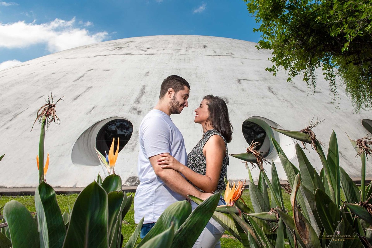 Fotografia de casal em ensaio pré wedding no parque do ibirapuera em são paulo