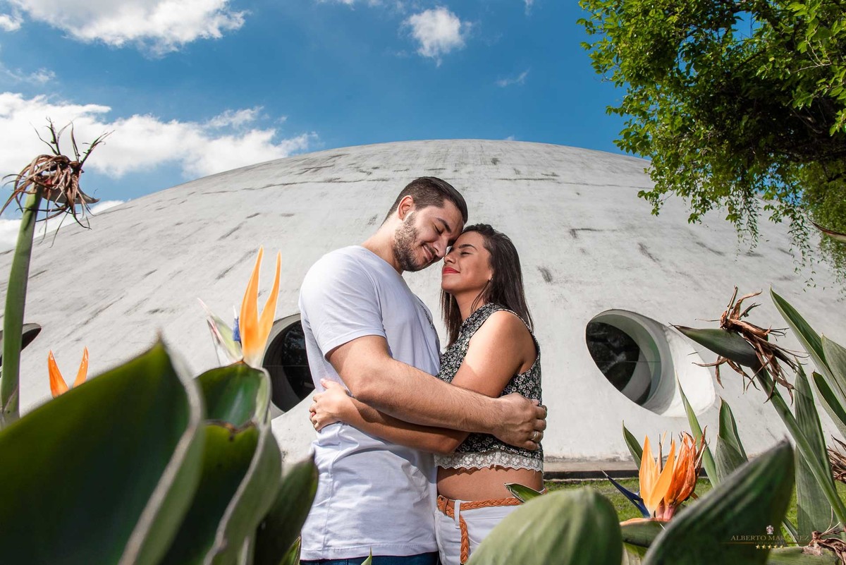 Fotografia de casal em ensaio pré wedding no parque do ibirapuera em são paulo