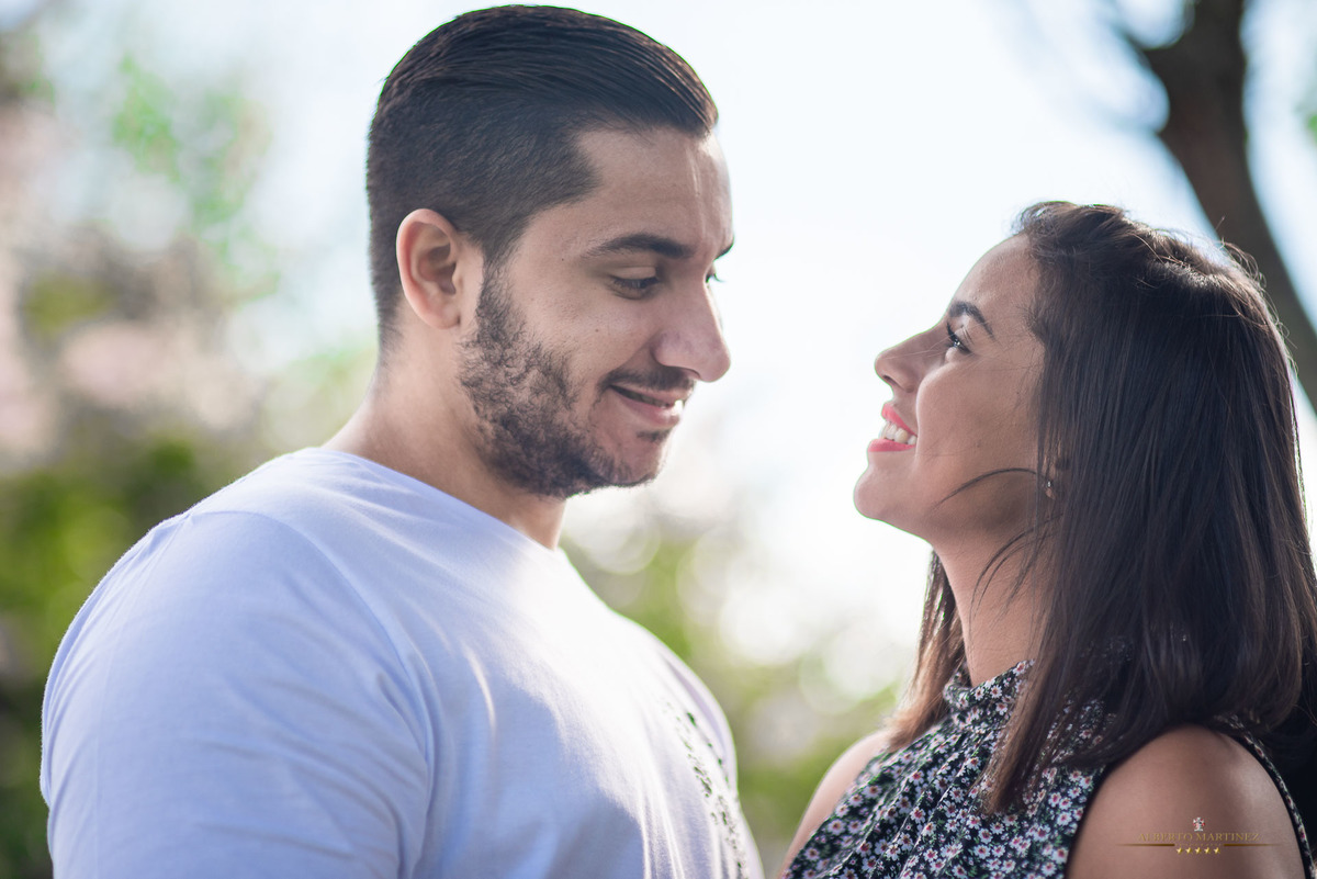 Fotografia de casal em ensaio pré wedding no parque do ibirapuera em são paulo