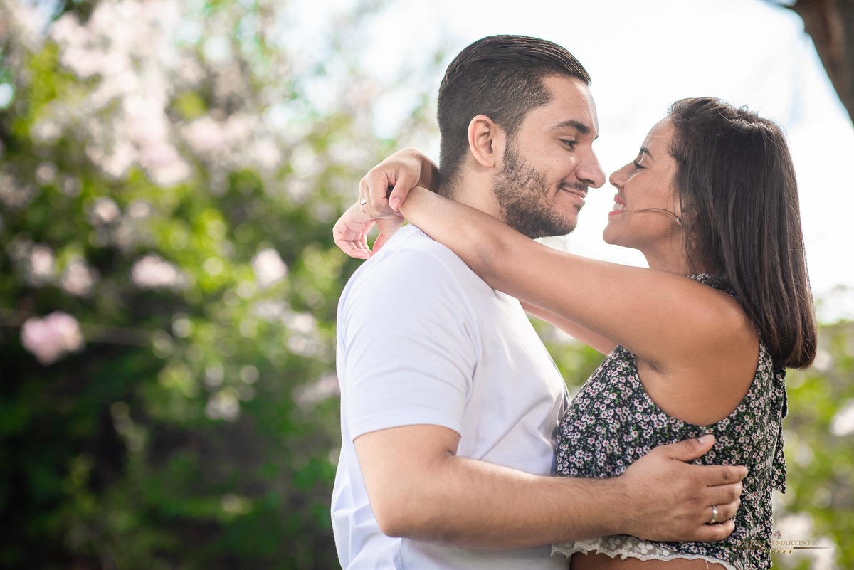 Fotografia de casal em ensaio pré wedding no parque do ibirapuera em são paulo