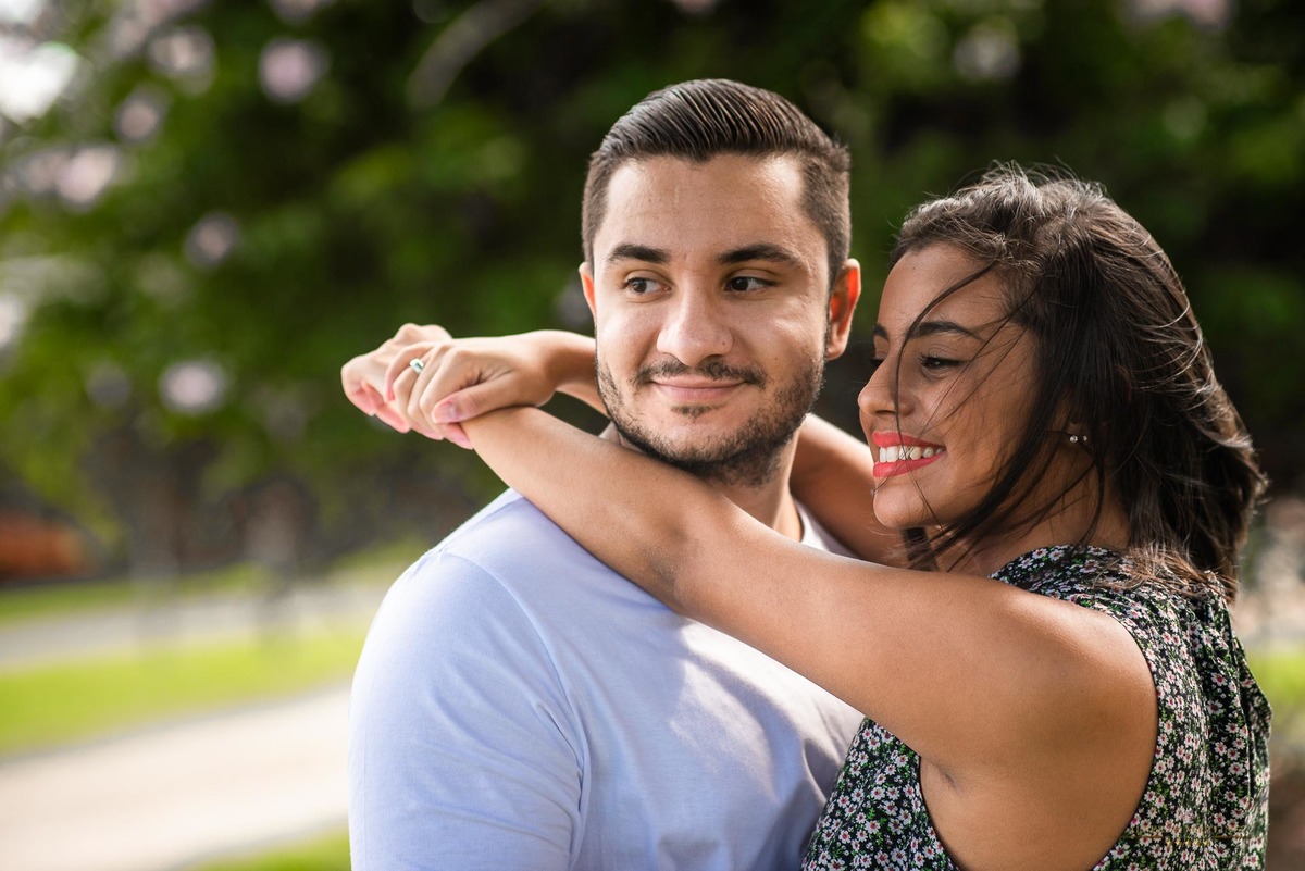 Fotografia de casal em ensaio pré wedding no parque do ibirapuera em são paulo