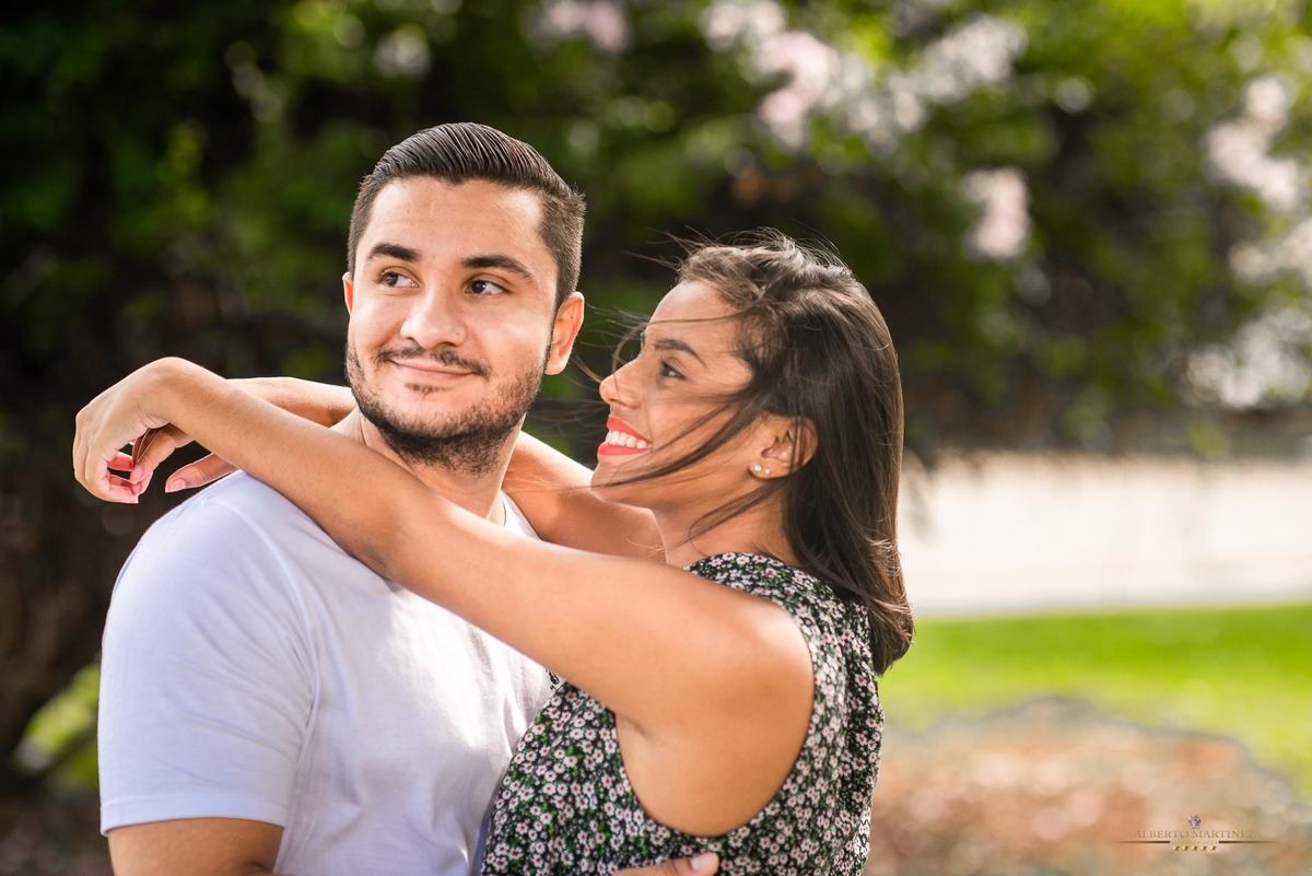 Fotografia de casal em ensaio pré wedding no parque do ibirapuera em são paulo