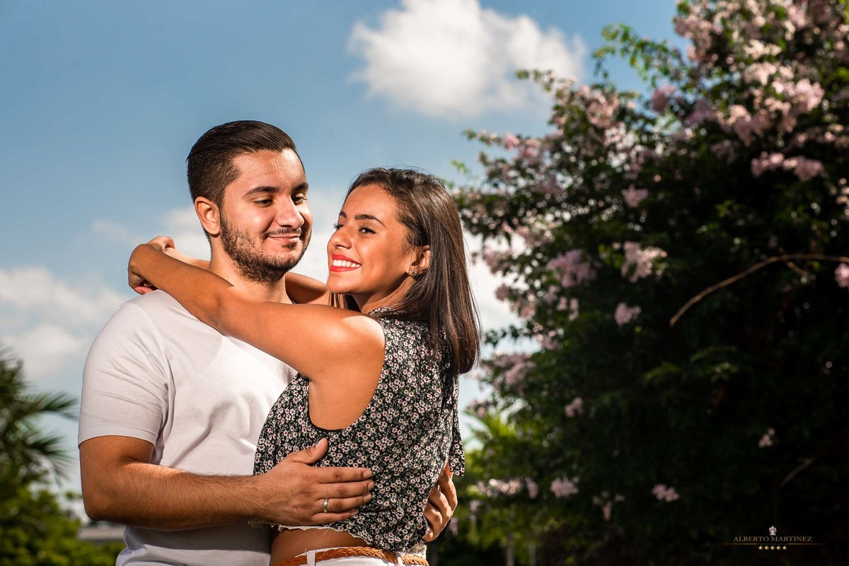 Fotografia de casal em ensaio pré wedding no parque do ibirapuera em são paulo