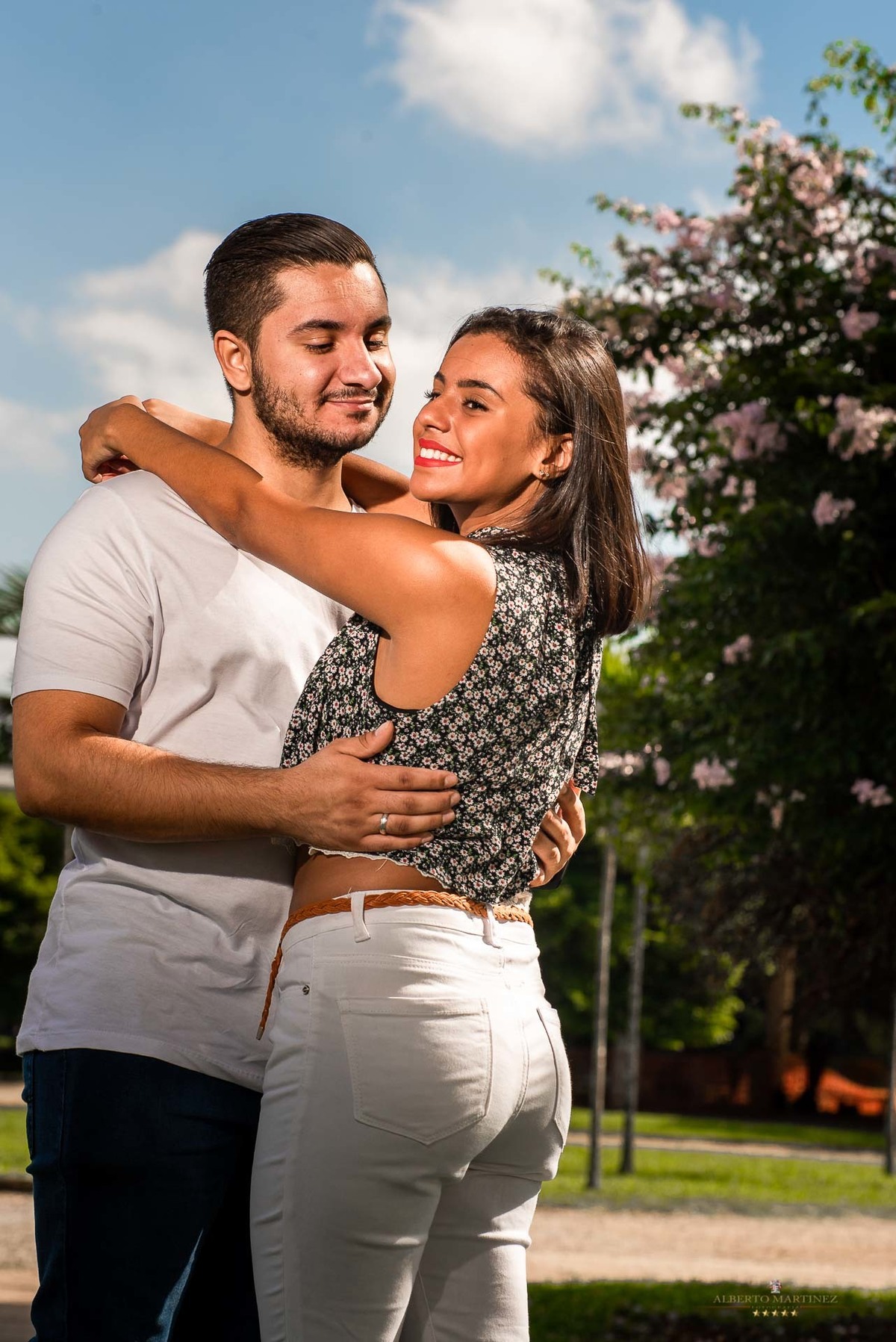Fotografia de casal em ensaio pré wedding no parque do ibirapuera em são paulo