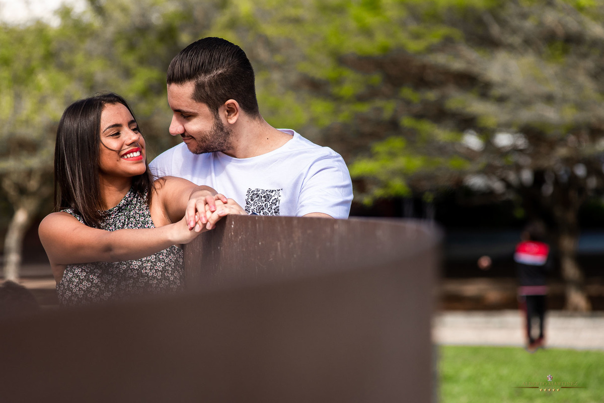 Fotografia de casal em ensaio pré wedding no parque do ibirapuera em são paulo