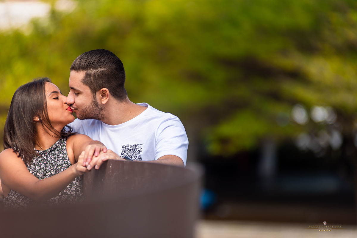 Fotografia de casal em ensaio pré wedding no parque do ibirapuera em são paulo