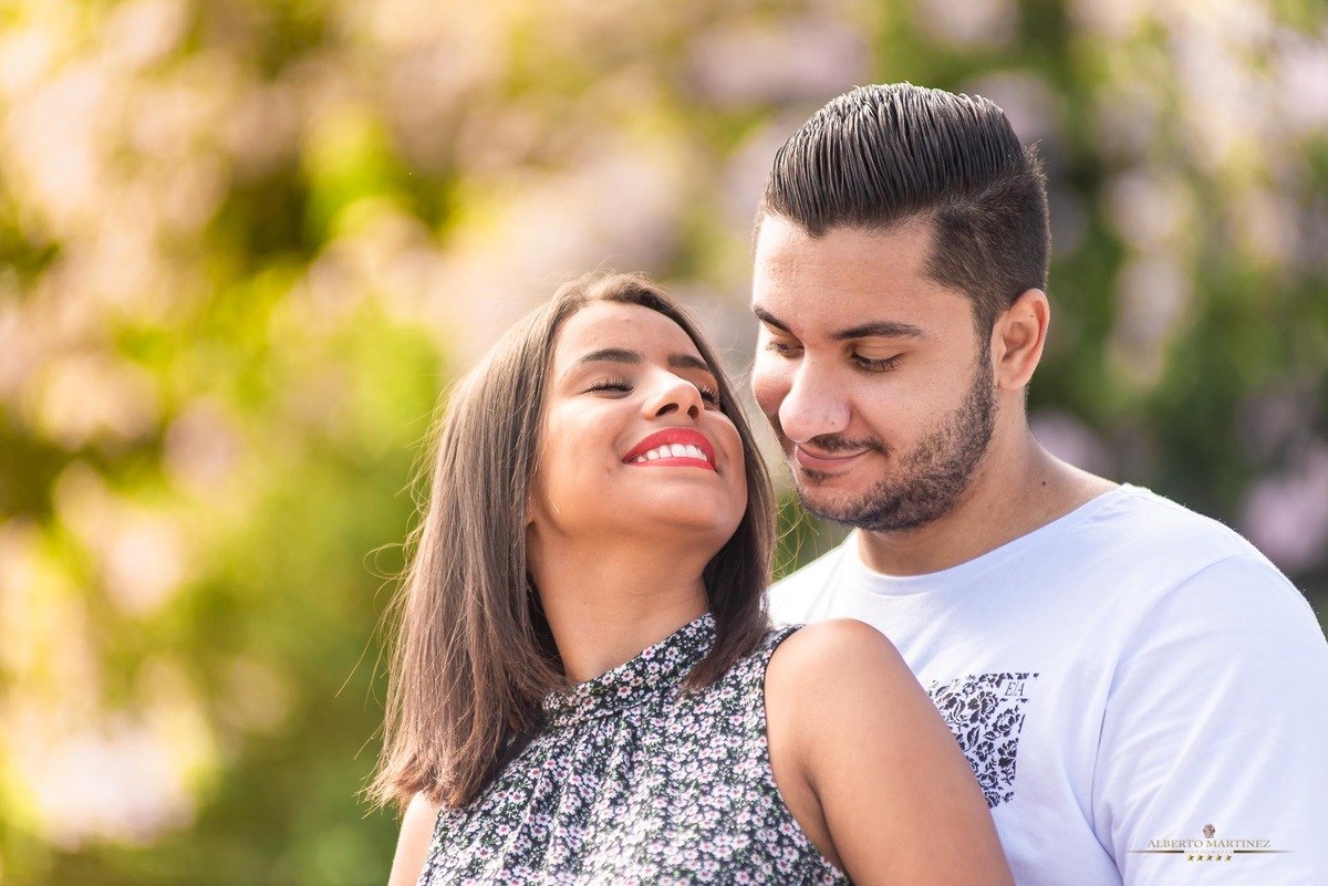 Fotografia de casal em ensaio pré wedding no parque do ibirapuera em são paulo