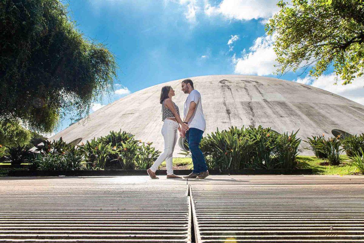 Fotografia de casal em ensaio pré wedding no parque do ibirapuera em são paulo