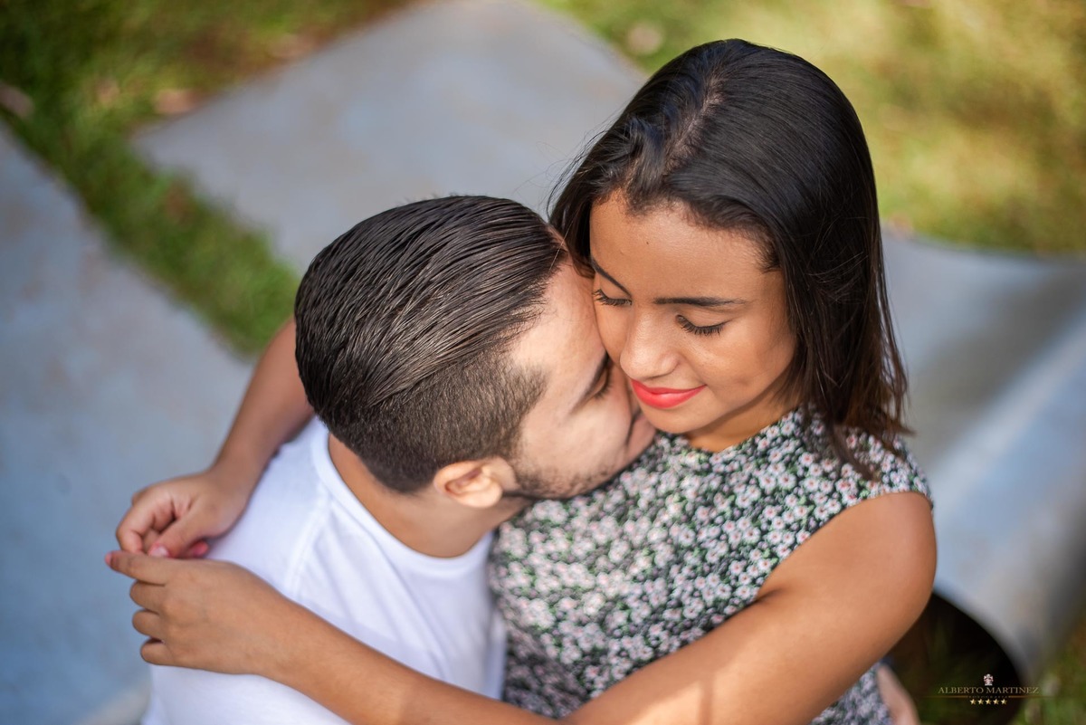 Fotografia de casal em ensaio pré wedding no parque do ibirapuera em são paulo