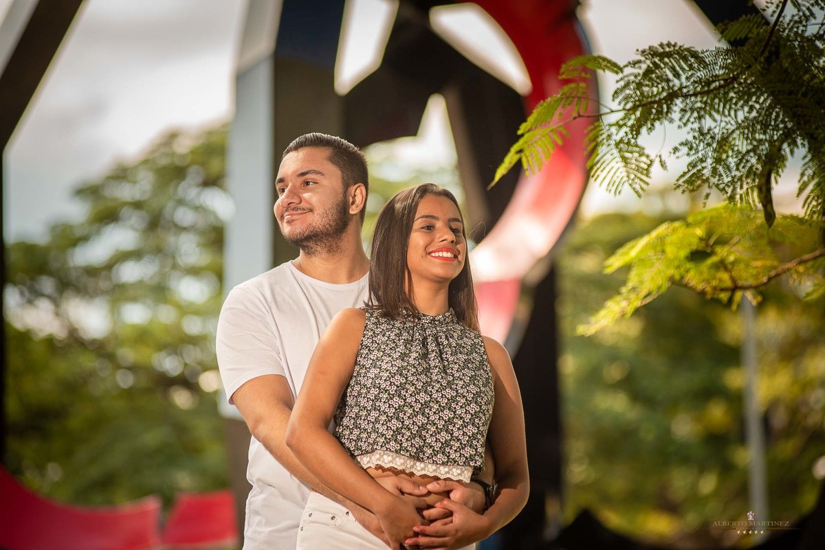 Fotografia de casal em ensaio pré wedding no parque do ibirapuera em são paulo