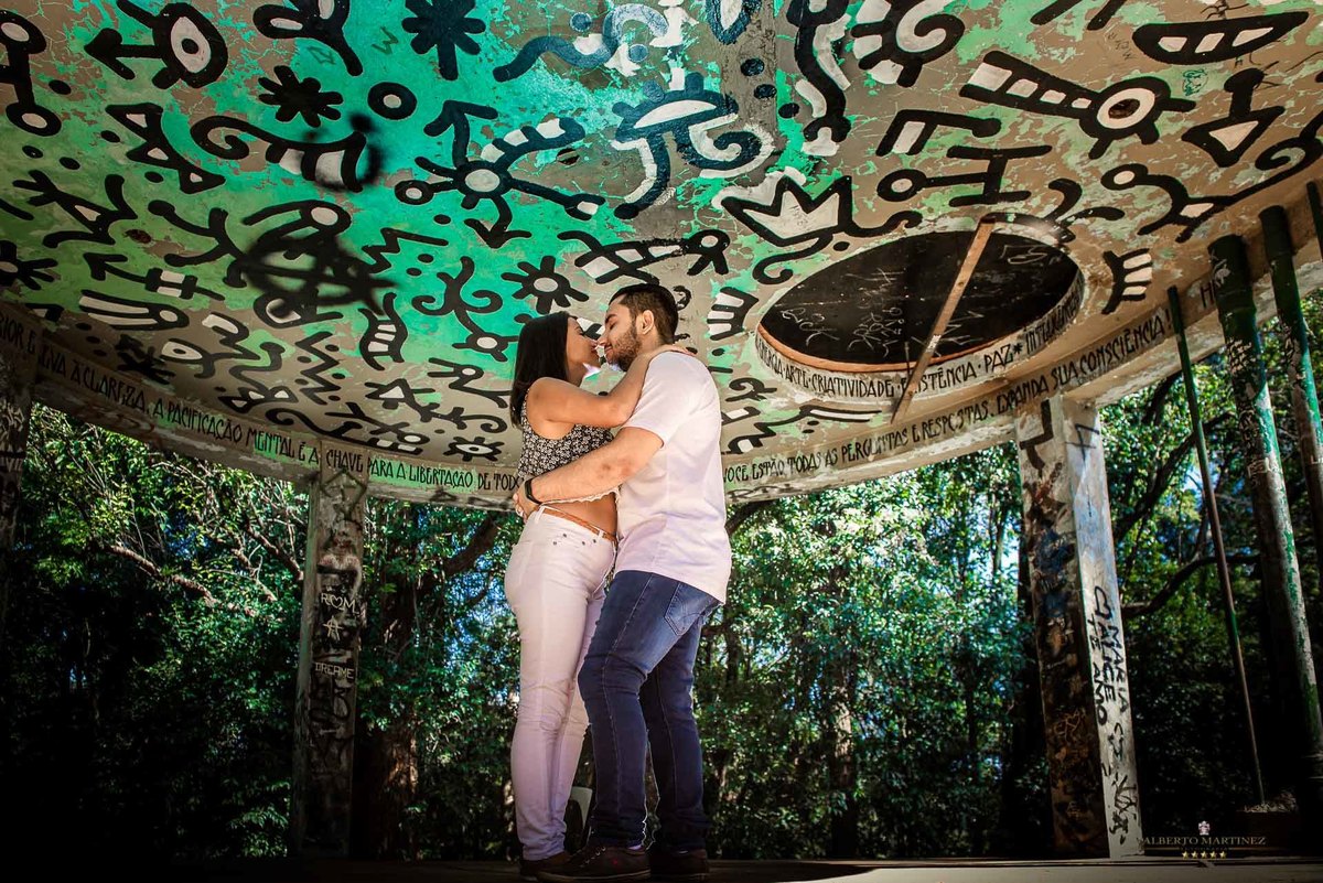Fotografia de casal em ensaio pré wedding no parque do ibirapuera em são paulo