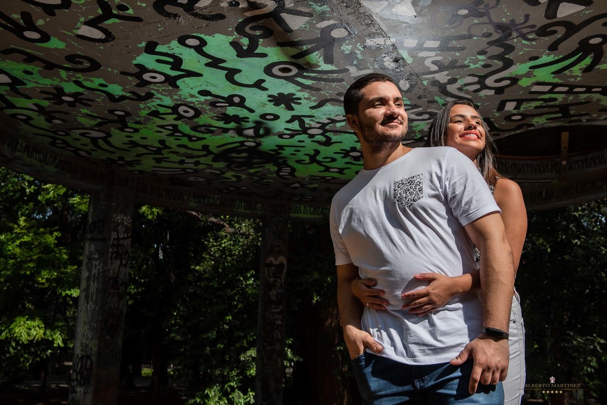 Fotografia de casal em ensaio pré wedding no parque do ibirapuera em são paulo