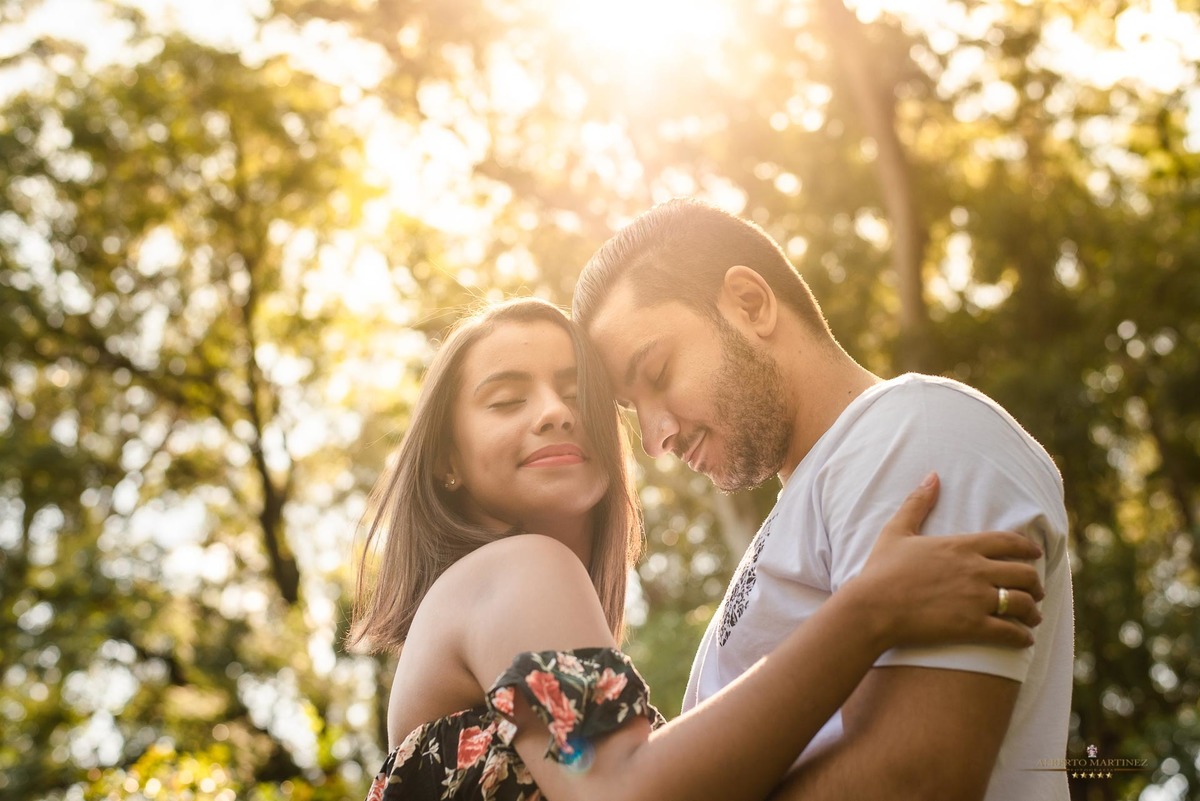 Fotografia de casal em ensaio pré wedding no parque do ibirapuera em são paulo